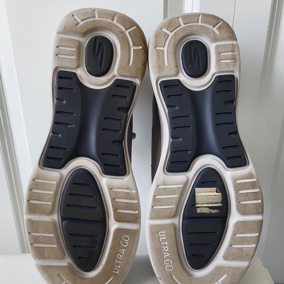 Skechers Men's Gowalk Arch Fit Athletic Walking Shoes - Picture 10 of 12